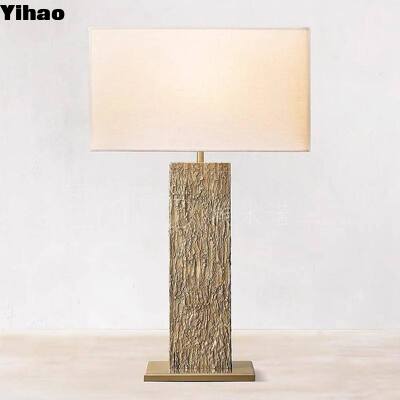 Yihao OEM Custom Vintage Solid Brass LED Desk Lamp с 2700K теплым белым светом и современным дизайном